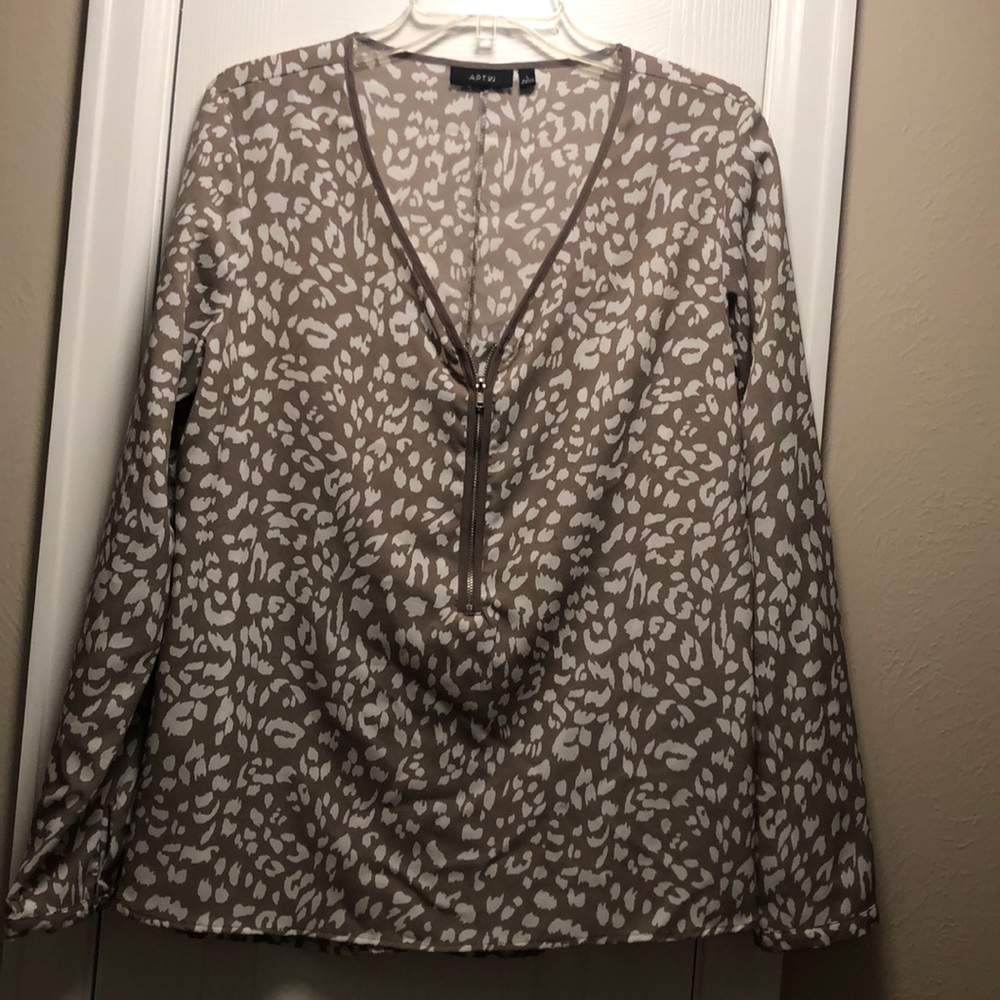 Apt 9 Taupe and White blouse